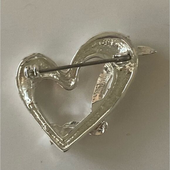 Vintage 80’s Silver tone heart pin - Picture 2 of 3